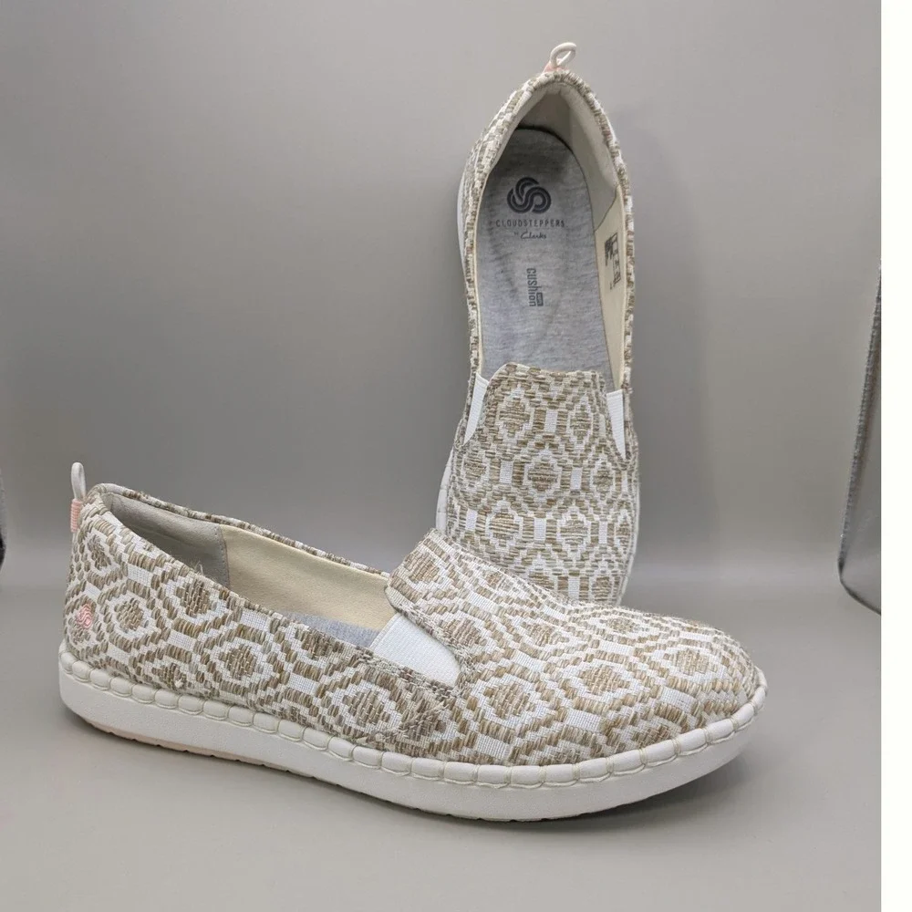 Clarks Womens CloudSteppers Step Glow Slip Flats Beige /‎ White Weave Size 8.5